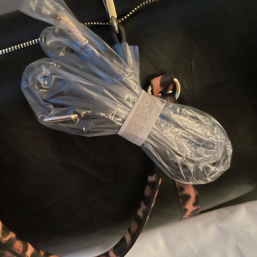 Leopard Duffle Bag - Picture 3 of 11